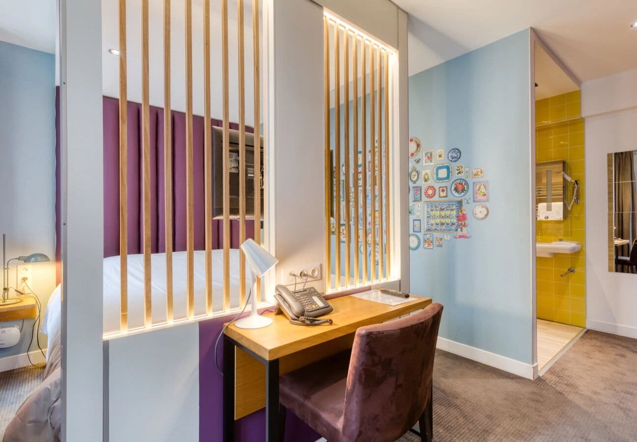 Chambre signée N. Stadler à l'Hôtel du Jeu de Paume