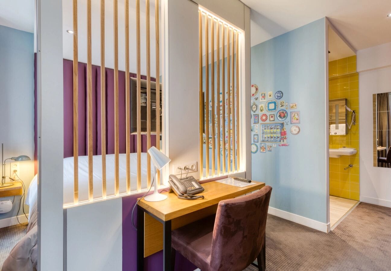 Chambre signée N. Stadler à l'Hôtel du Jeu de Paume