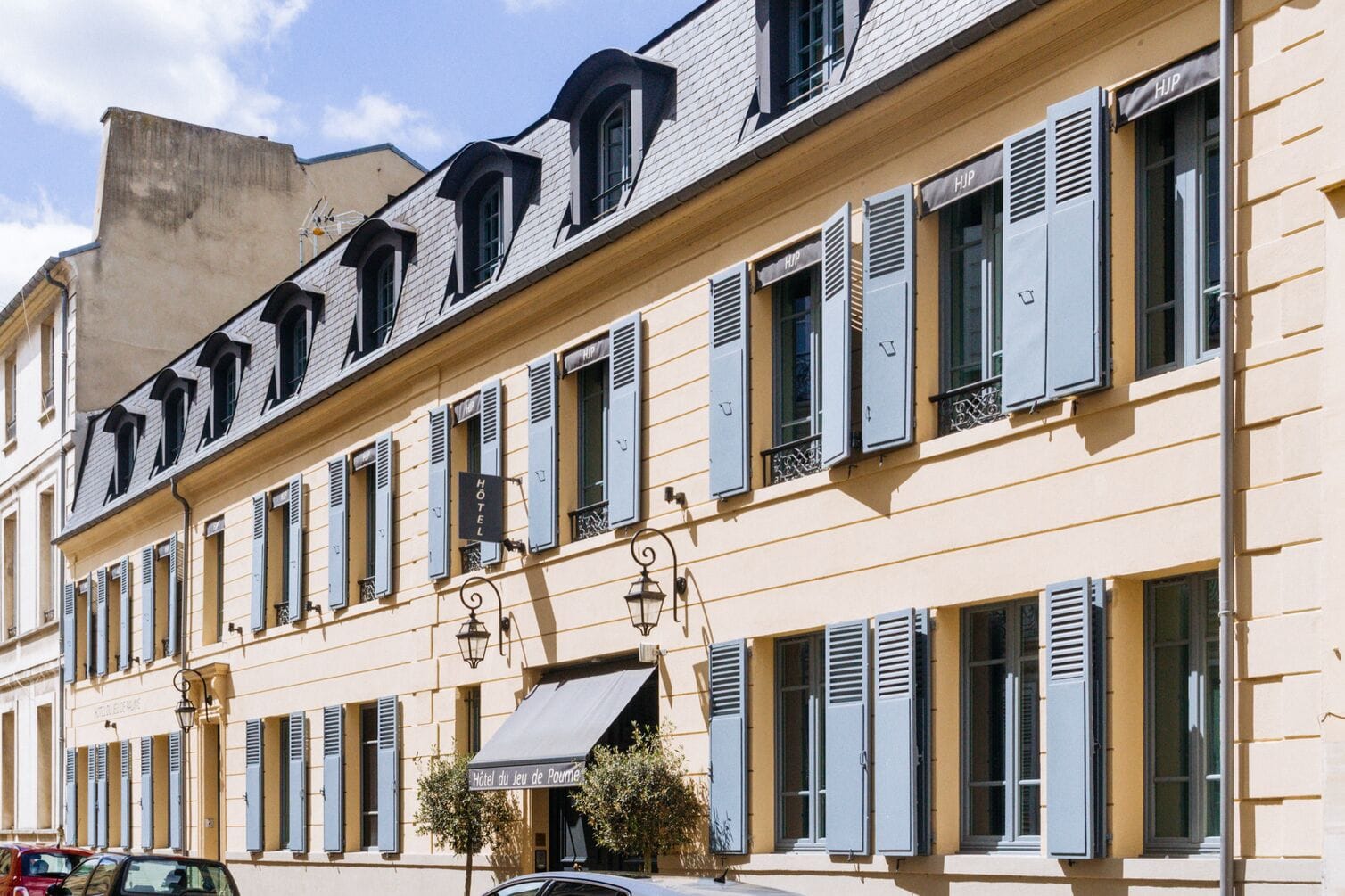 Façade de l'Hôtel du Jeu de Paume dans le quartier Saint-Louis
