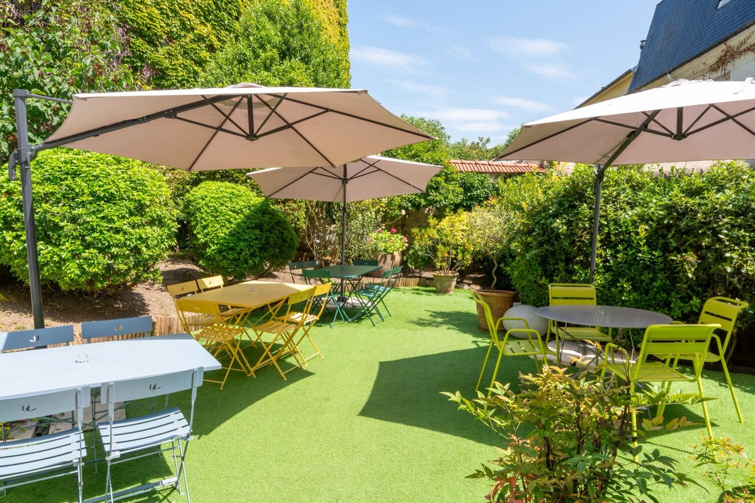Jardin fleuri et calme de l'Hôtel du Jeu de Paume