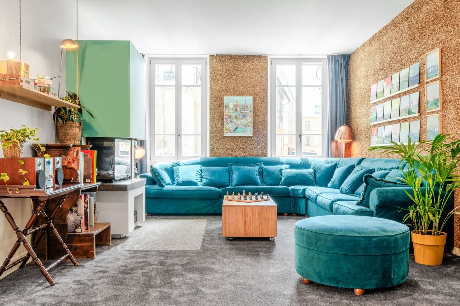 Salon chaleureux avec cheminée à l'Hôtel du Jeu de Paume