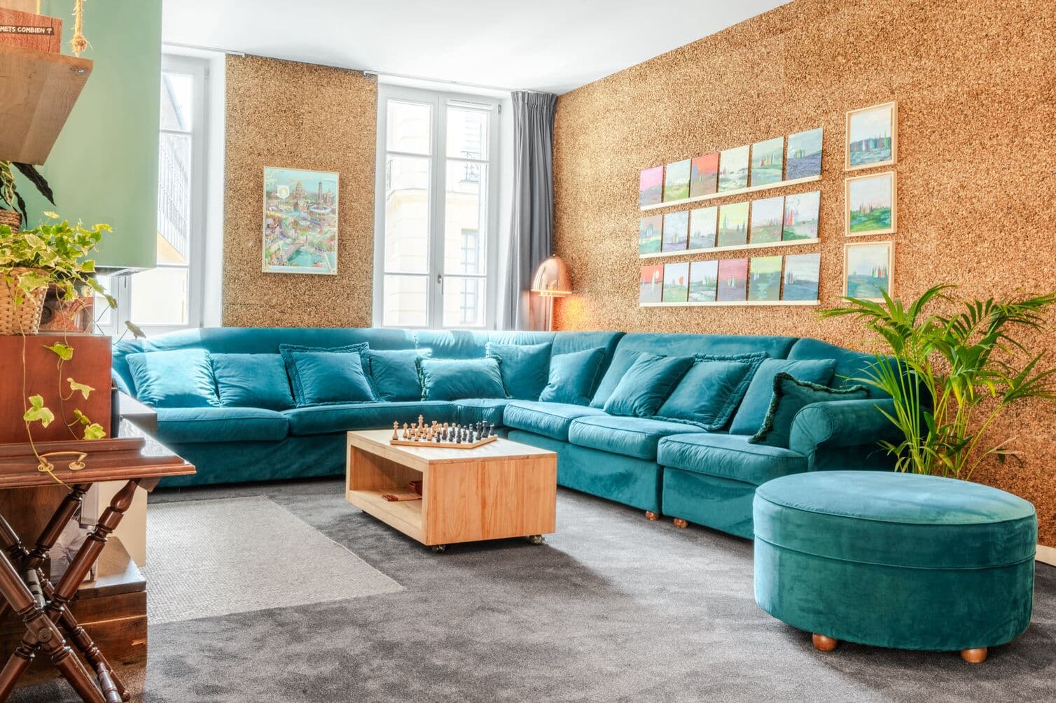 Espace de réunion lumineux avec grande table
