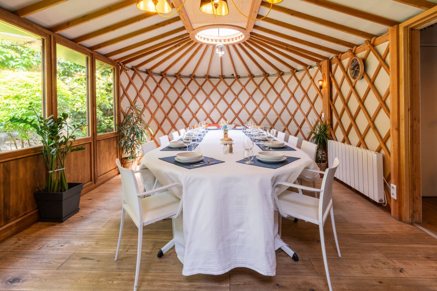 Ambiance de dîner convivial, tables dressées
